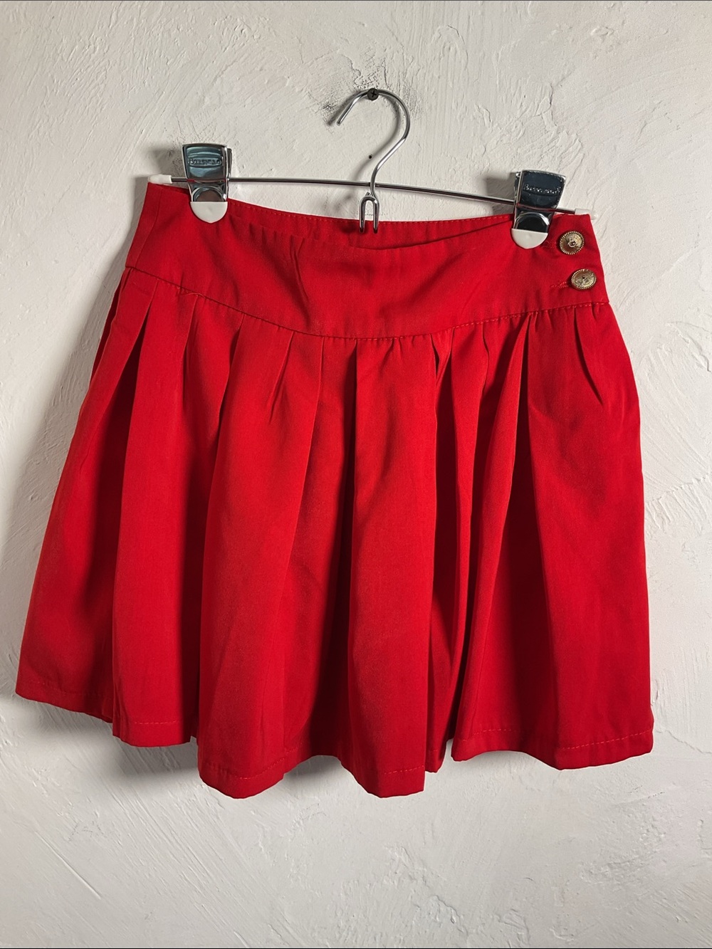 Chouyatou Red High Waist Pleated Mini Skirt Gold Button Size XS Pockets